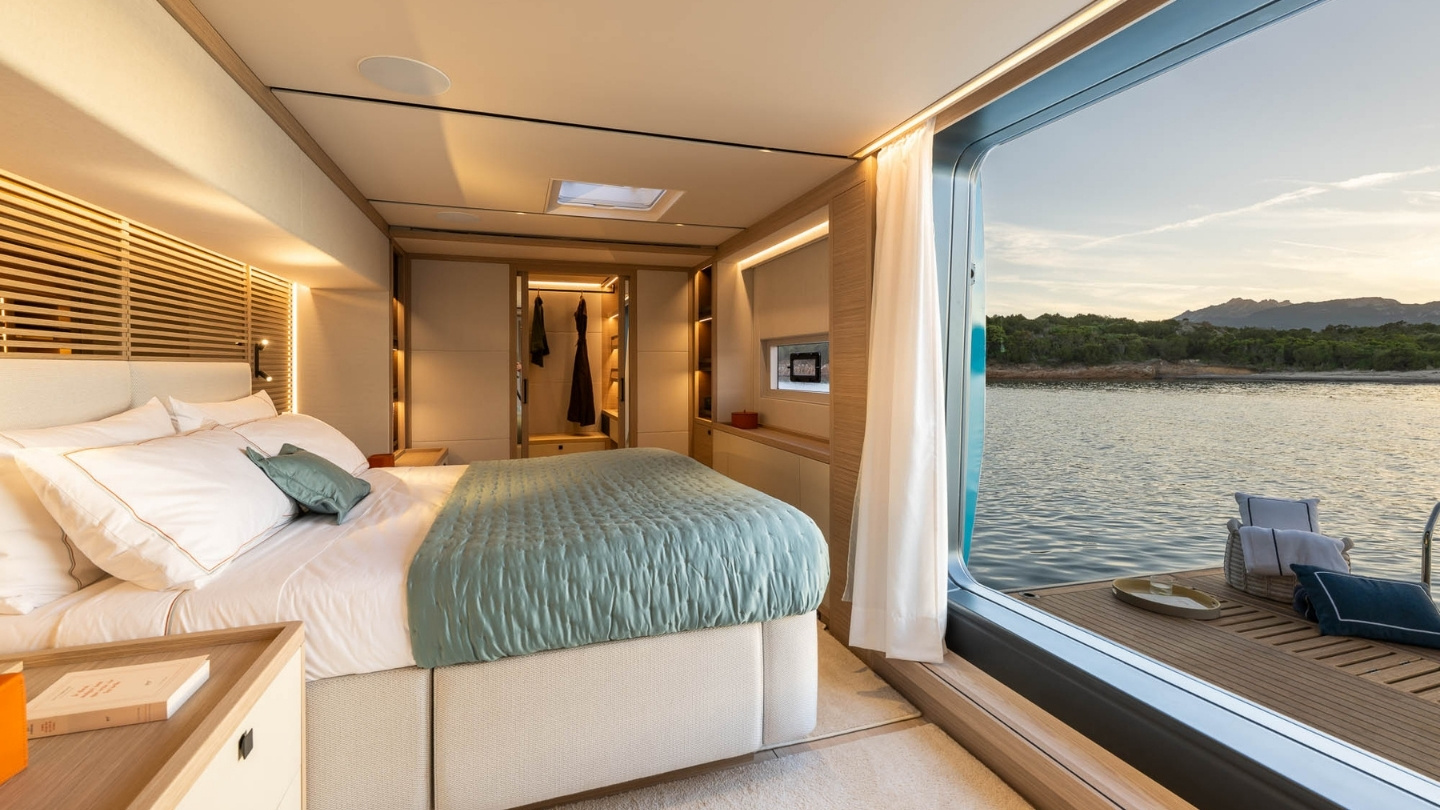 Master cabin of the Lagoon EIGHTY 2 with linen bedding and open view over the sea